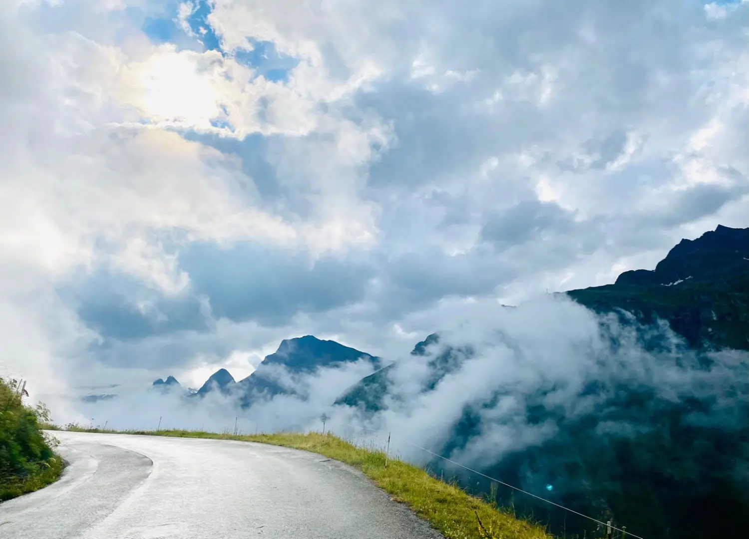 Paysage de montagne et mer de nuages au-dessus de la vallée